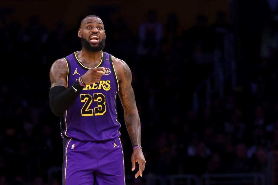 詹姆斯29＋7＋8  湖人1分险胜篮网