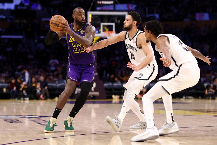 詹姆斯29＋7＋8  湖人1分险胜篮网