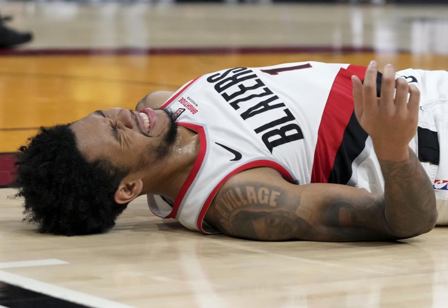 艾顿22+15西蒙斯24分 开拓者7人上双扑灭热火