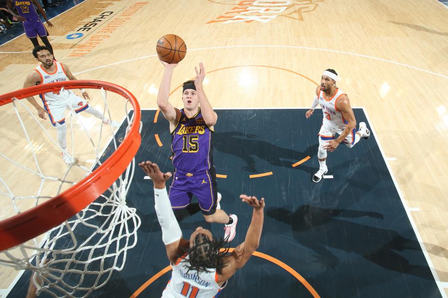 詹姆斯33+11+12哈特26+13+11 湖人胜尼克斯