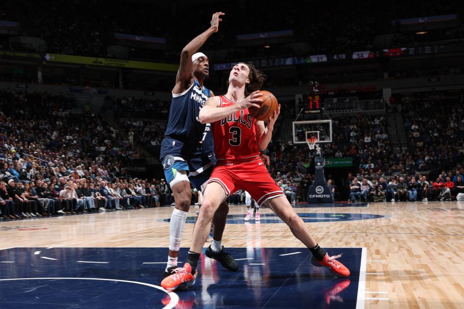 爱德华兹爆砍49分怀特20分 森林狼胜公牛