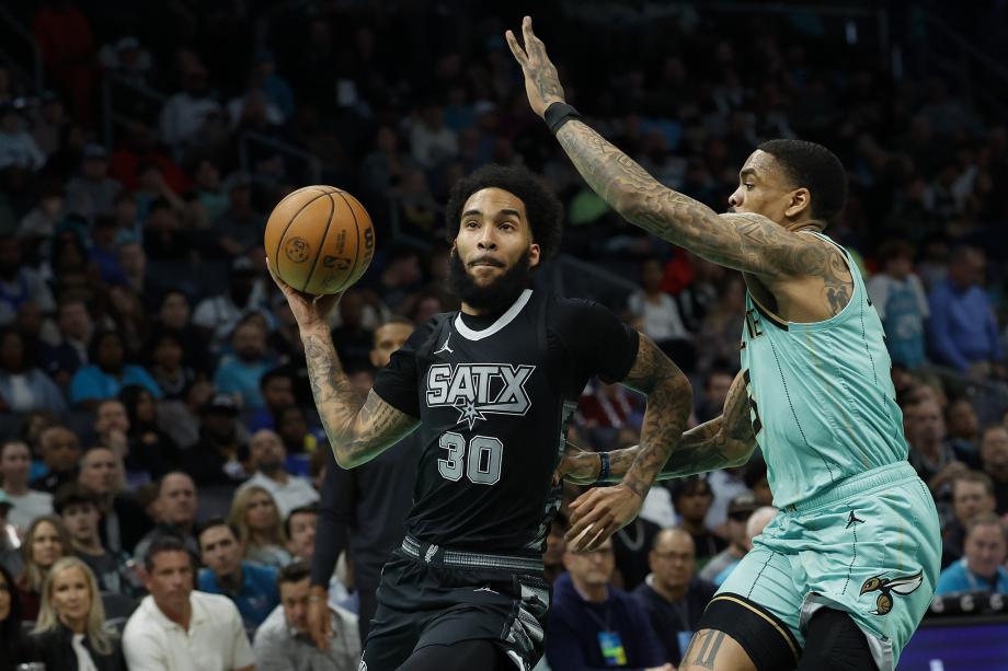 布里奇斯三分准绝杀 黄蜂117-116险胜马刺