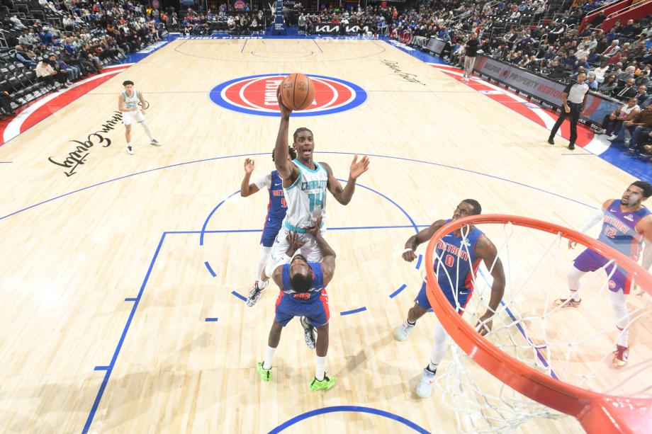 坎宁安三双布里奇斯30分 活塞击退黄蜂