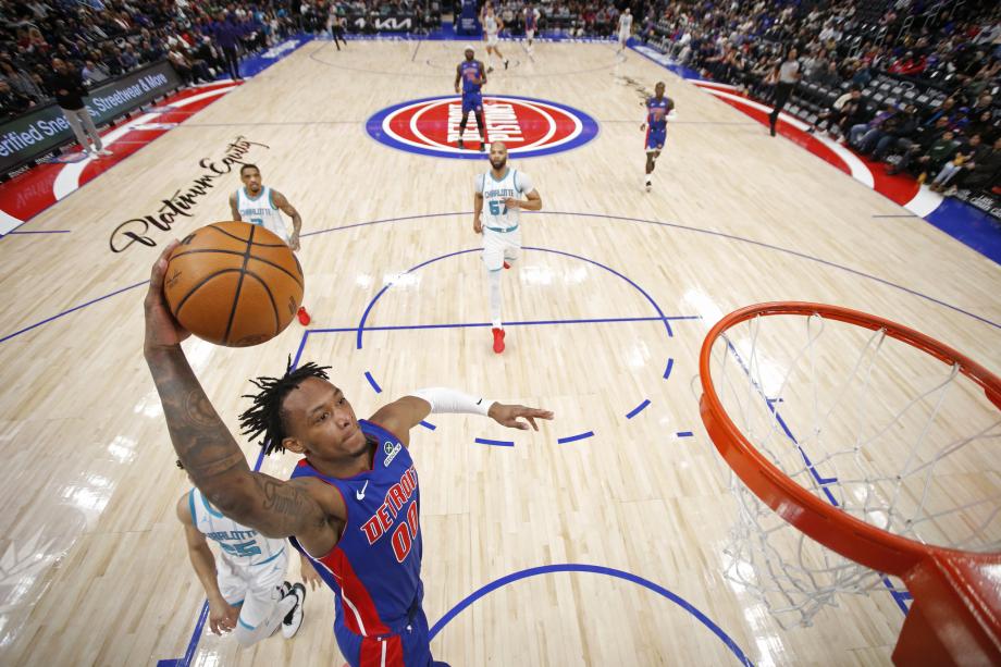 坎宁安三双布里奇斯30分 活塞击退黄蜂