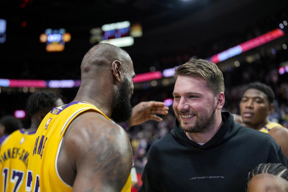 詹姆斯40+8里夫斯32分 湖人击败开拓者