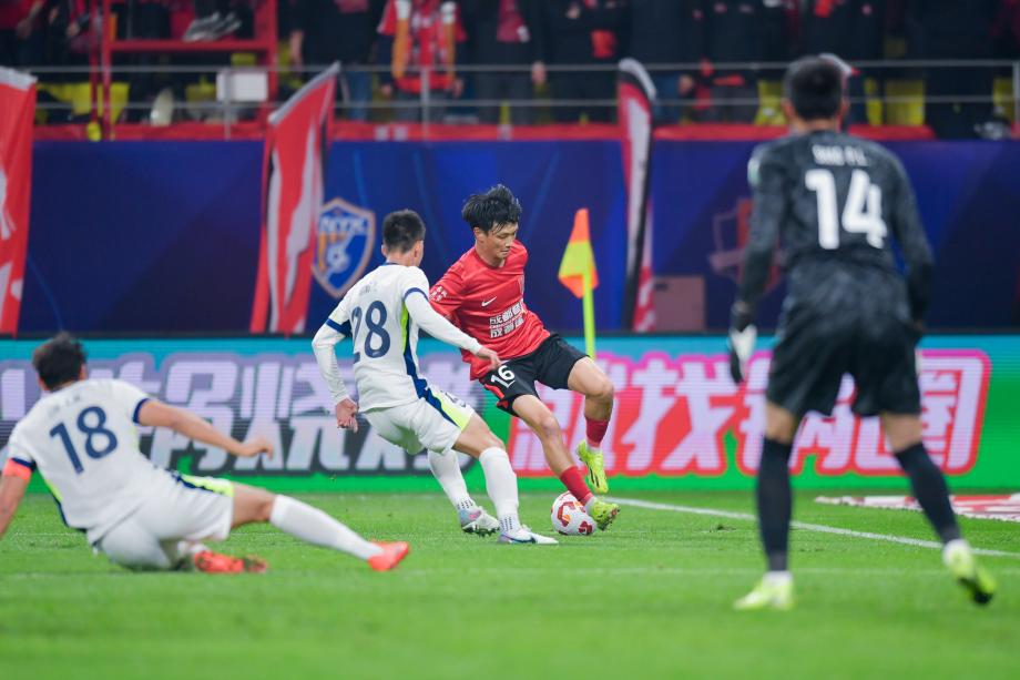 费利佩远射破门 成都蓉城主场战胜武汉三镇