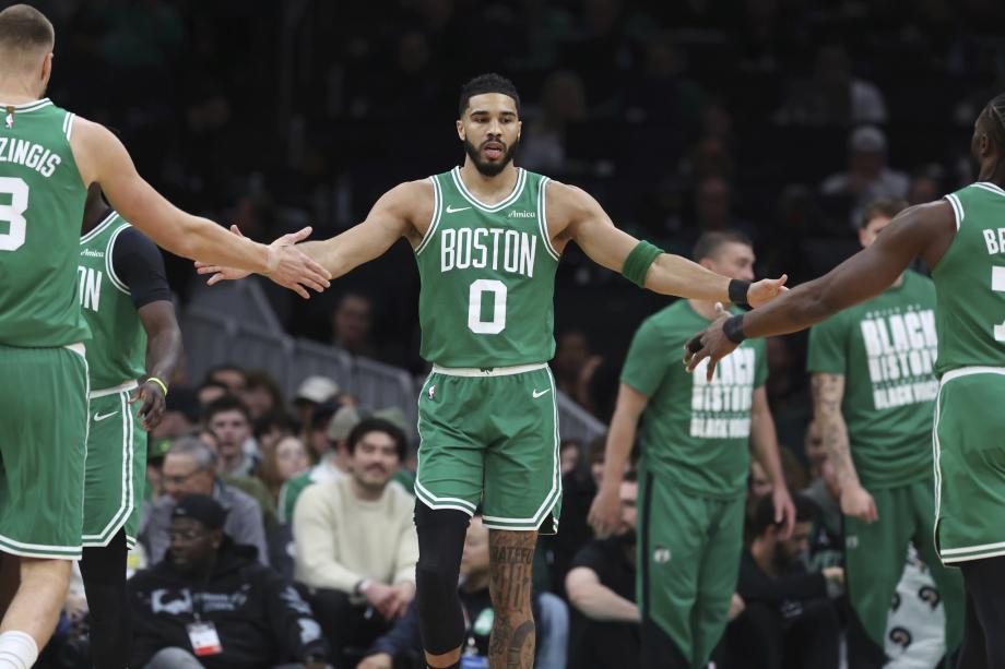 塔图姆25+10+9唐斯24+18 绿衫军力克尼克斯