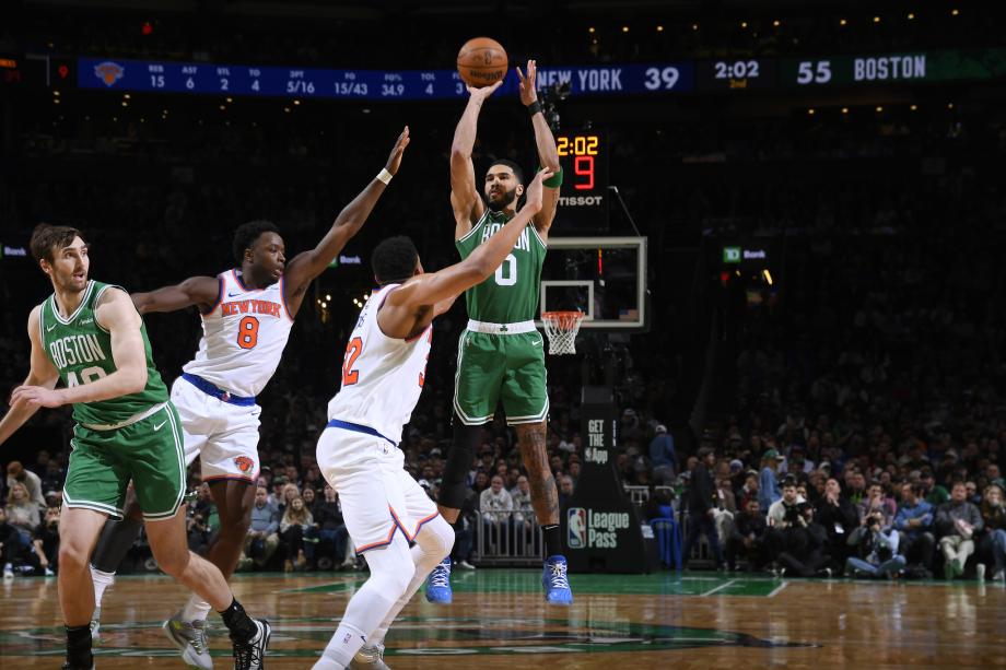 塔图姆25+10+9唐斯24+18 绿衫军力克尼克斯