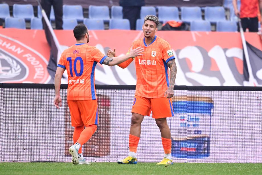 克雷桑1射2传马德鲁加建功 泰山4-1十人英博