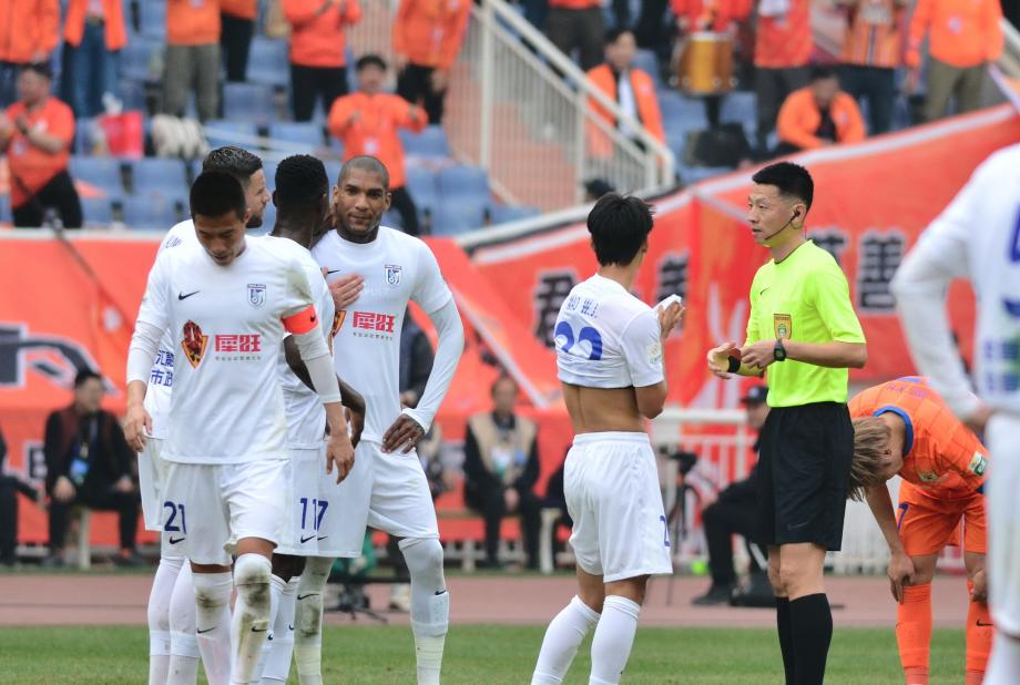 克雷桑1射2传马德鲁加建功 泰山4-1十人英博