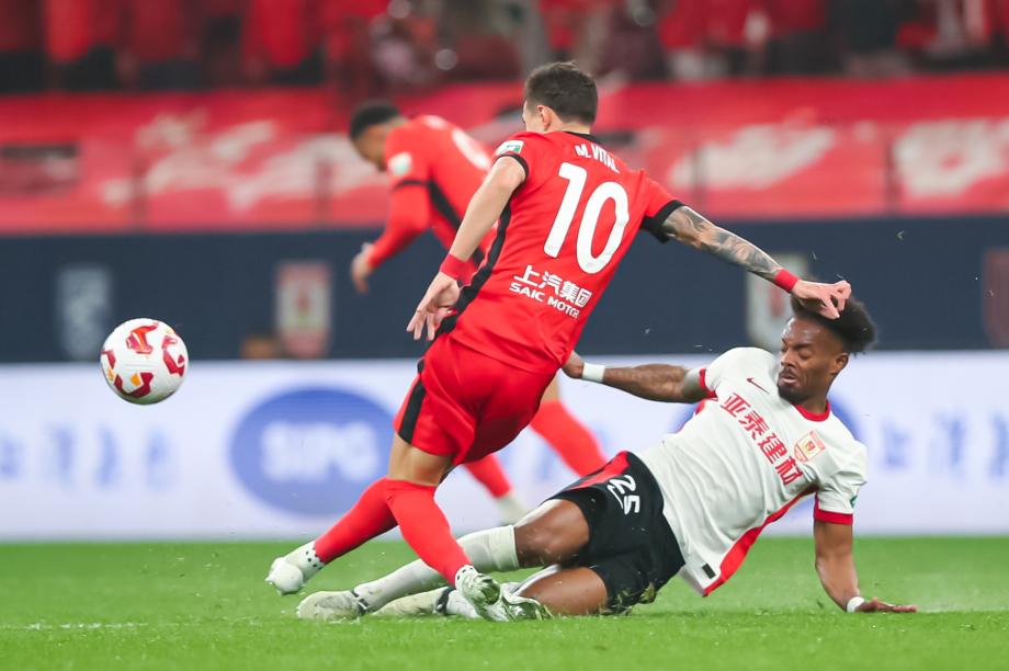 莱昂纳多造2球冯劲破门 海港2-0亚泰迎两连胜