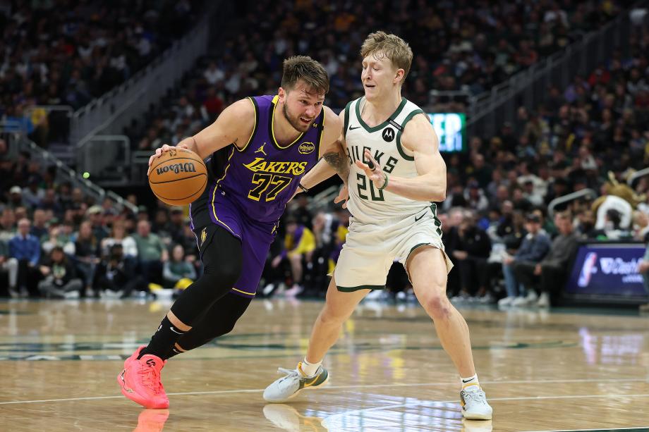 东契奇45+11字母哥24+12+9 湖人负雄鹿遭3连败