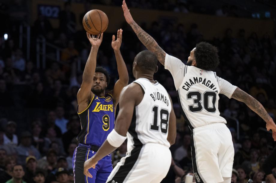 东契奇21+9+14里夫斯30分 湖人轻取马刺两连胜