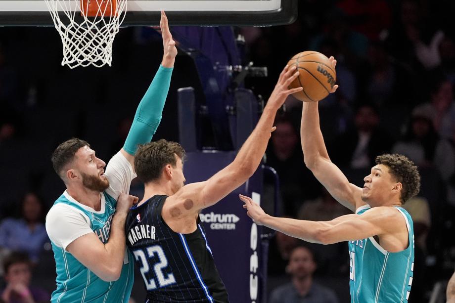 NBA常规赛：魔术111-104黄蜂 班凯罗32分