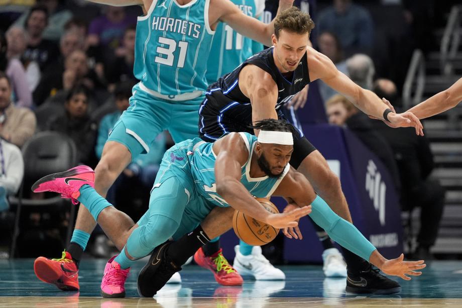 NBA常规赛：魔术111-104黄蜂 班凯罗32分