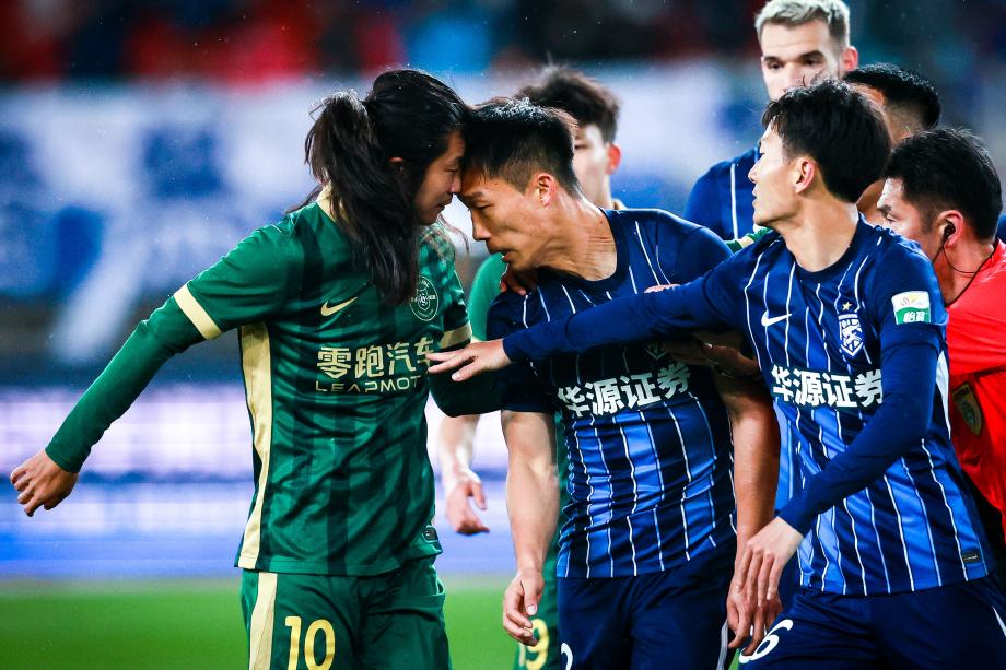 王钰栋造乌龙+处子球布彭扎双响 浙江4-0三镇