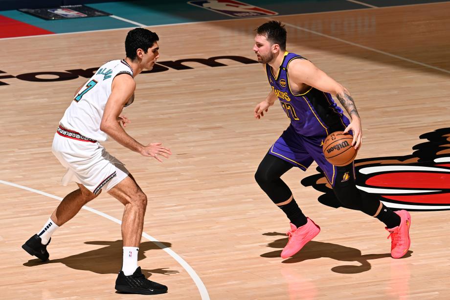 詹姆斯42000分里程碑 湖人三巨头合砍85分胜灰熊