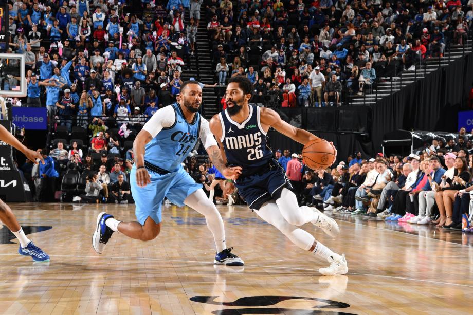 莱昂纳德哈登祖巴茨合砍83分 快船大胜独行侠