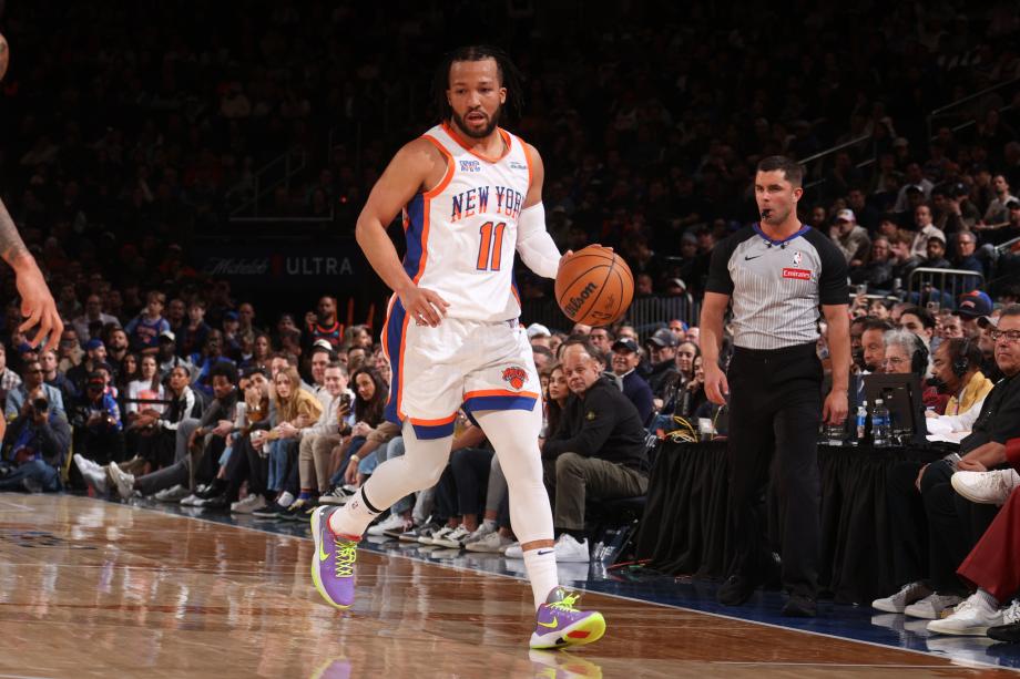 阿努诺比32+6布伦森复出 布克40+4尼克斯胜太阳