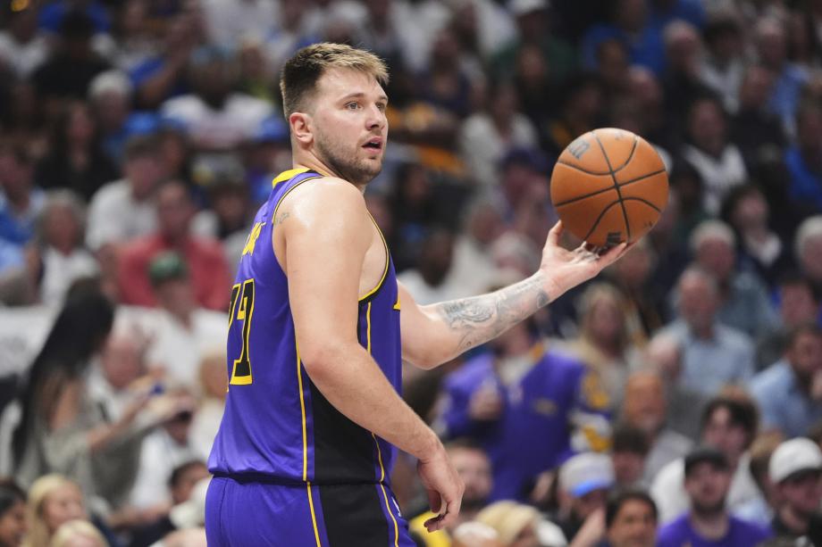 东契奇砍45分浓眉仅13分 湖人力克独行侠