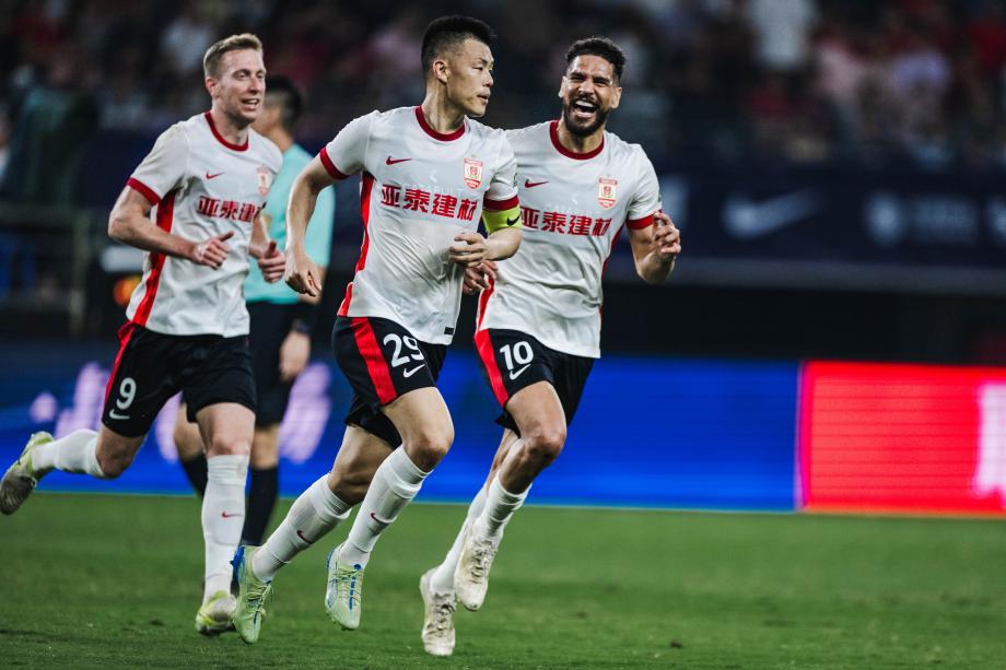 谭龙、徐越中场吊射破门 亚泰3-1十人梅州