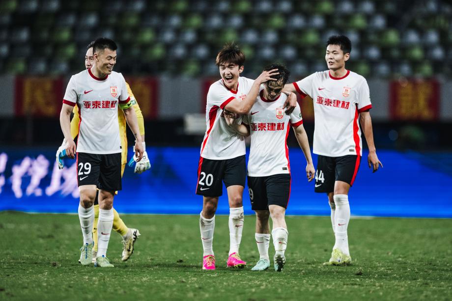 谭龙、徐越中场吊射破门 亚泰3-1十人梅州