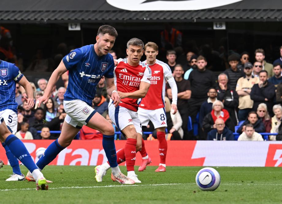 特罗萨德双响 阿森纳4-0十人伊普斯维奇