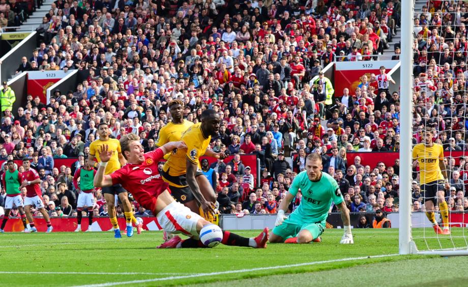 萨拉维亚任意球破门 狼队客胜曼联成功保级