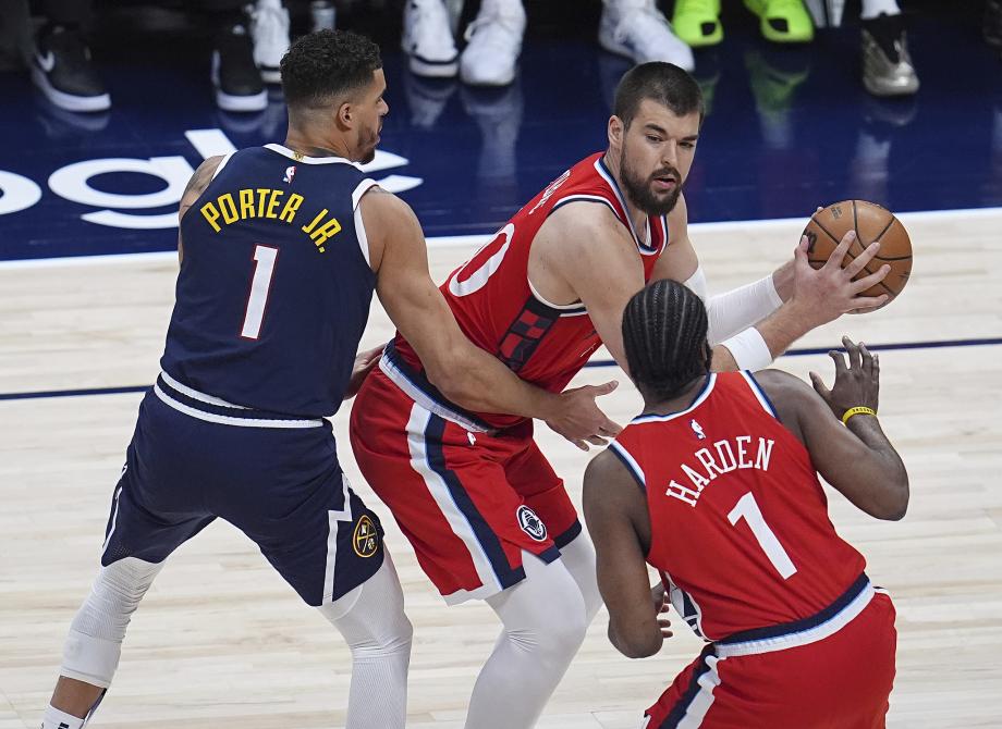 莱昂纳德39分约基奇空砍三双 快船险胜掘金