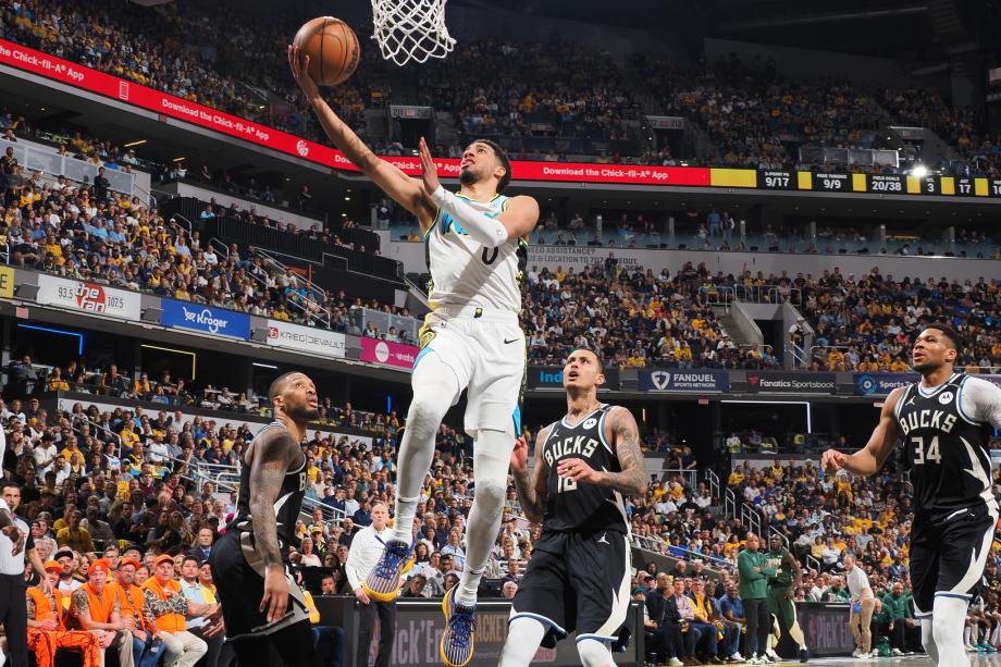 哈利伯顿21+12字母哥34分 步行者再擒雄鹿