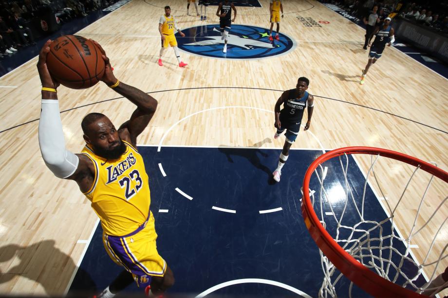 爱德华兹29分詹姆斯38+10 森林狼胜湖人总分2-1