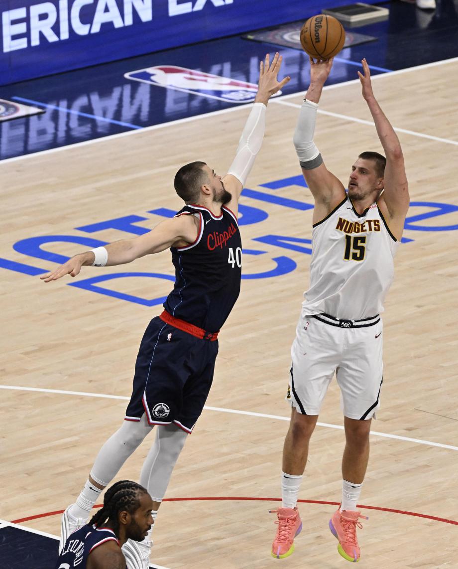 约基奇两双戈登压哨扣篮绝杀 掘金险胜快船