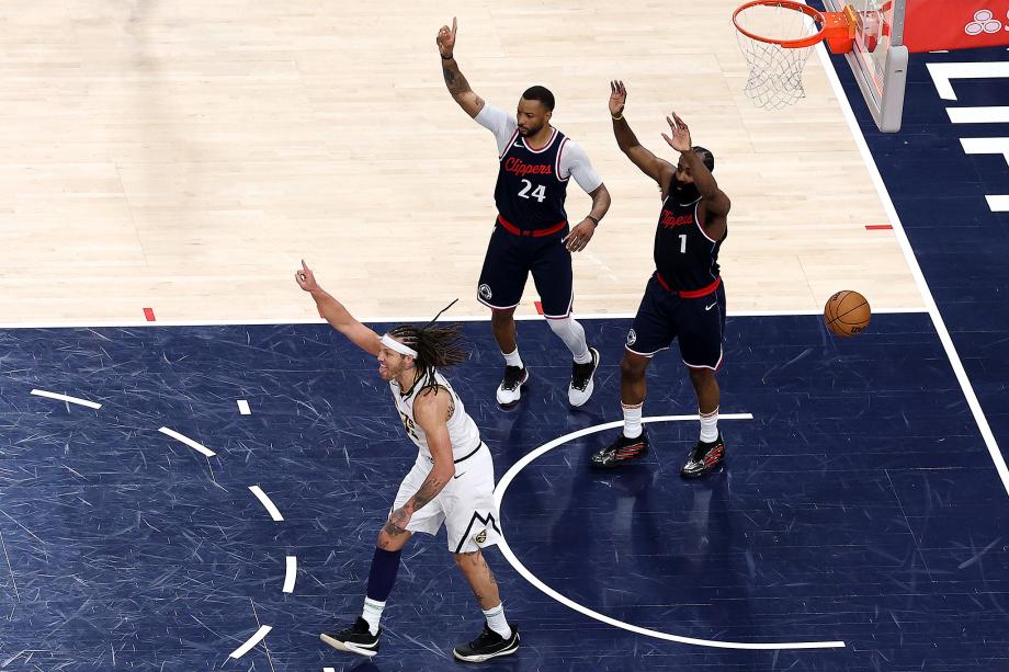 约基奇两双戈登压哨扣篮绝杀 掘金险胜快船