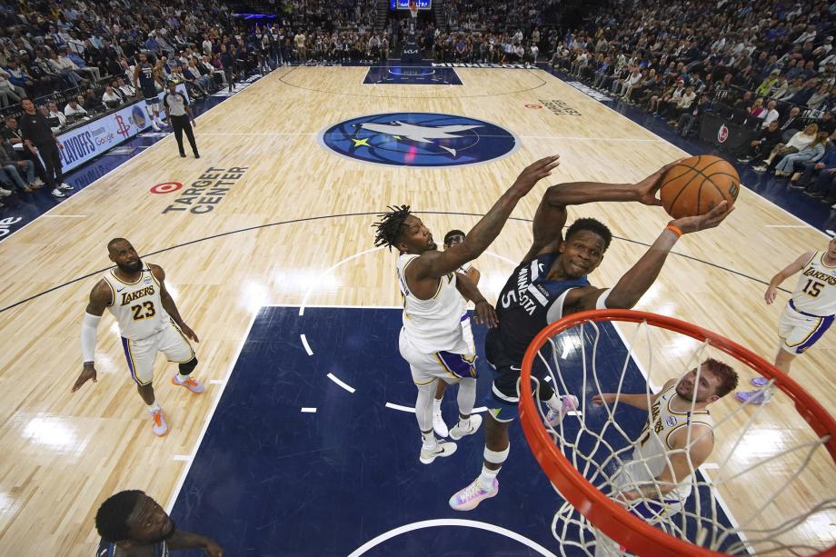 爱德华兹43+9+6 森林狼险胜湖人夺赛点