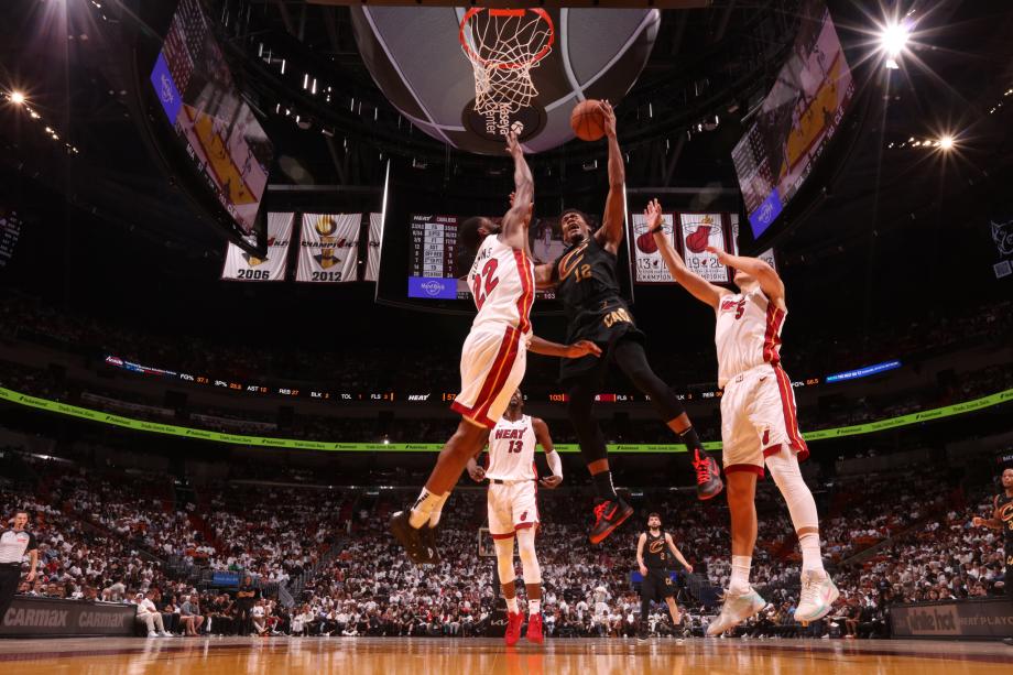 骑士138-83狂胜热火 米切尔22分5助