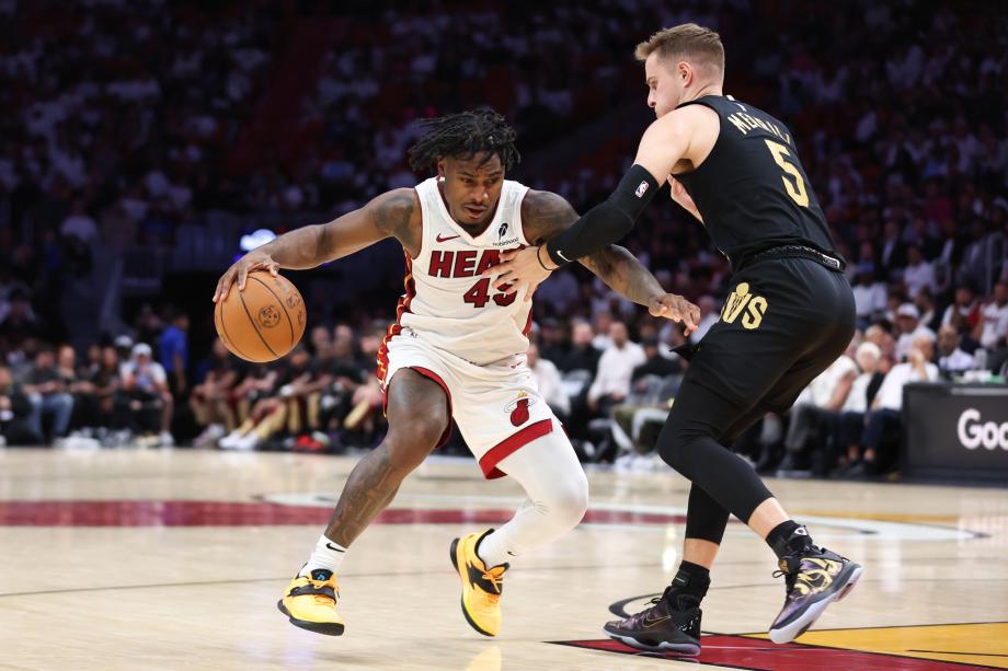 骑士138-83狂胜热火 米切尔22分5助