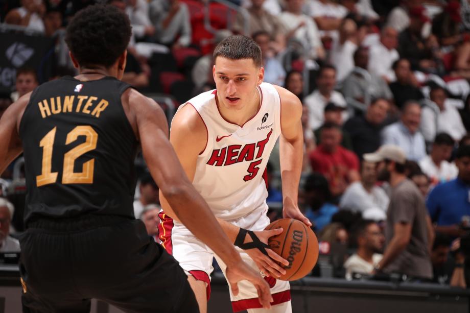 骑士138-83狂胜热火 米切尔22分5助