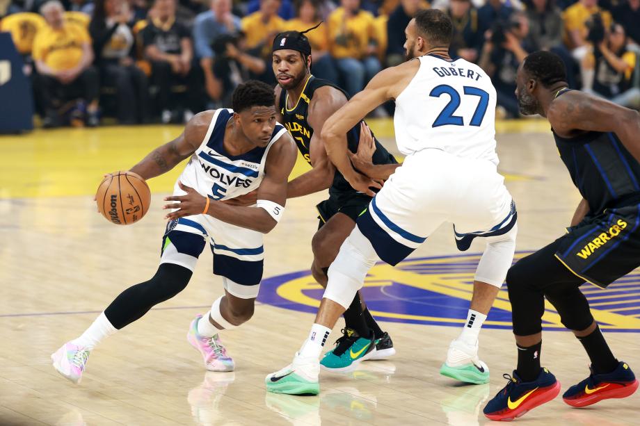 爱德华兹30+4+5巴特勒14分 森林狼战胜勇士