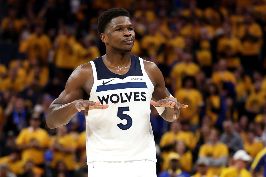 爱德华兹30+4+5巴特勒14分 森林狼战胜勇士