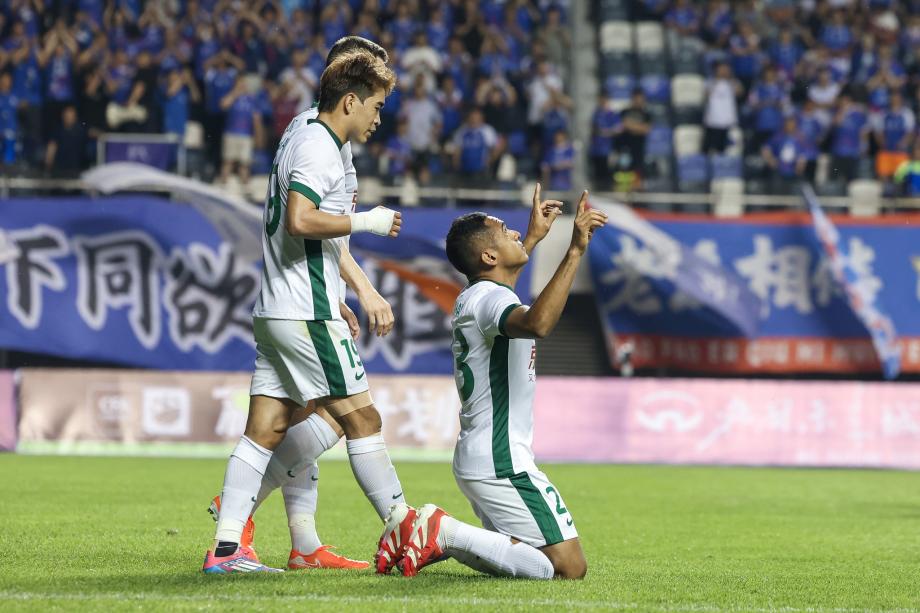 张稀哲任意球世界波 北京国安5-0大胜晋级