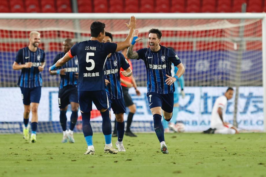 图多列进球绍尔破门 武汉三镇完胜青岛海牛