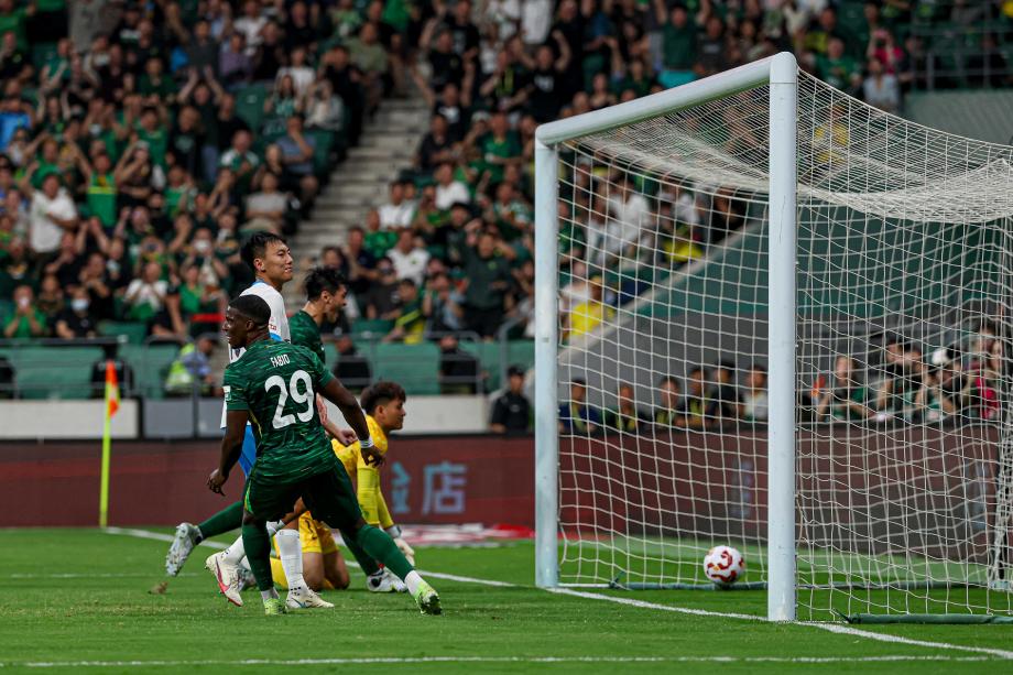 主场战胜青岛西海岸 北京国安领跑中超积分榜