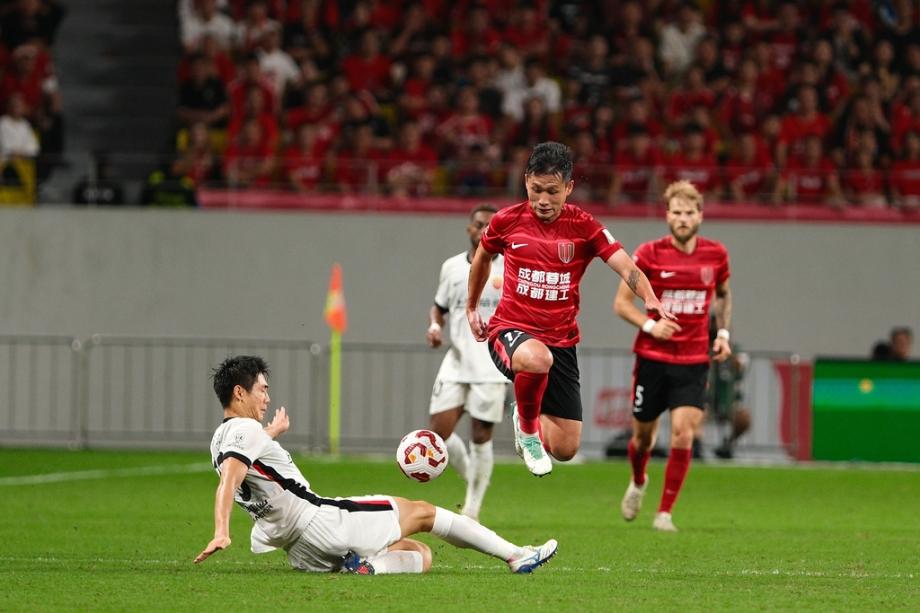 古尔芬克尔独造3球费利佩双响 蓉城4-1海港