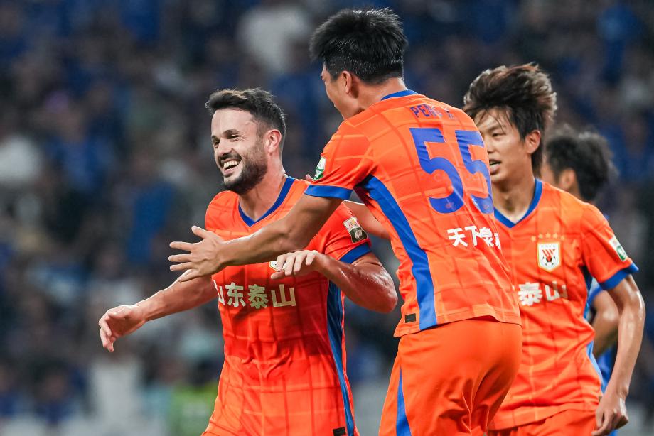 卡扎伊什维利帽子戏法 泰山客场战平申花