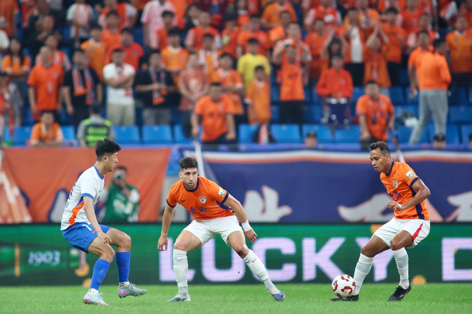 奥古斯托补时破门 青岛海牛主场平山东泰山