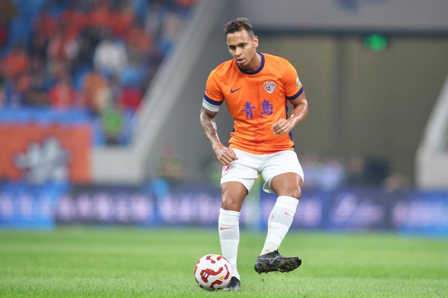 奥古斯托补时破门 青岛海牛主场平山东泰山