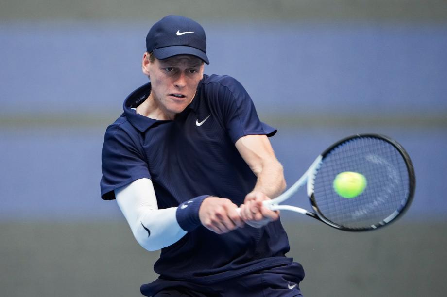 [图]辛纳2-1投降德米纳尔 吞并3年晋级中网男单决赛体育集锦