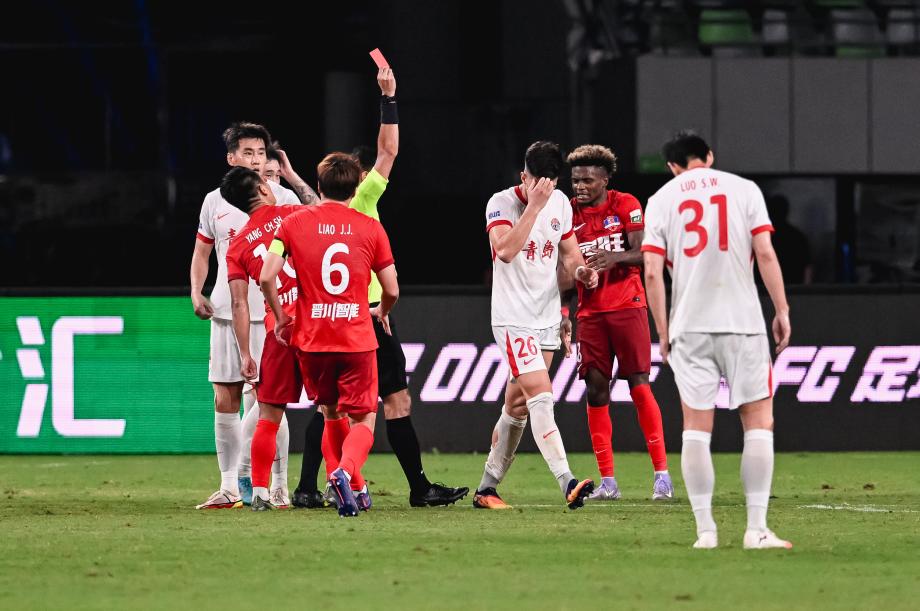 后卫解围失误送大礼 梅州客家击败青岛海牛