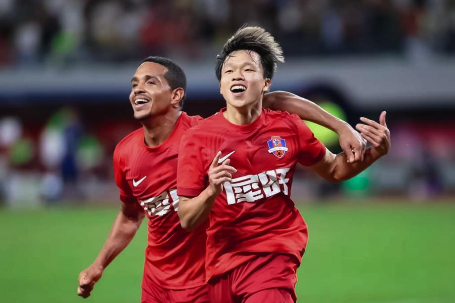 后卫解围失误送大礼 梅州客家击败青岛海牛