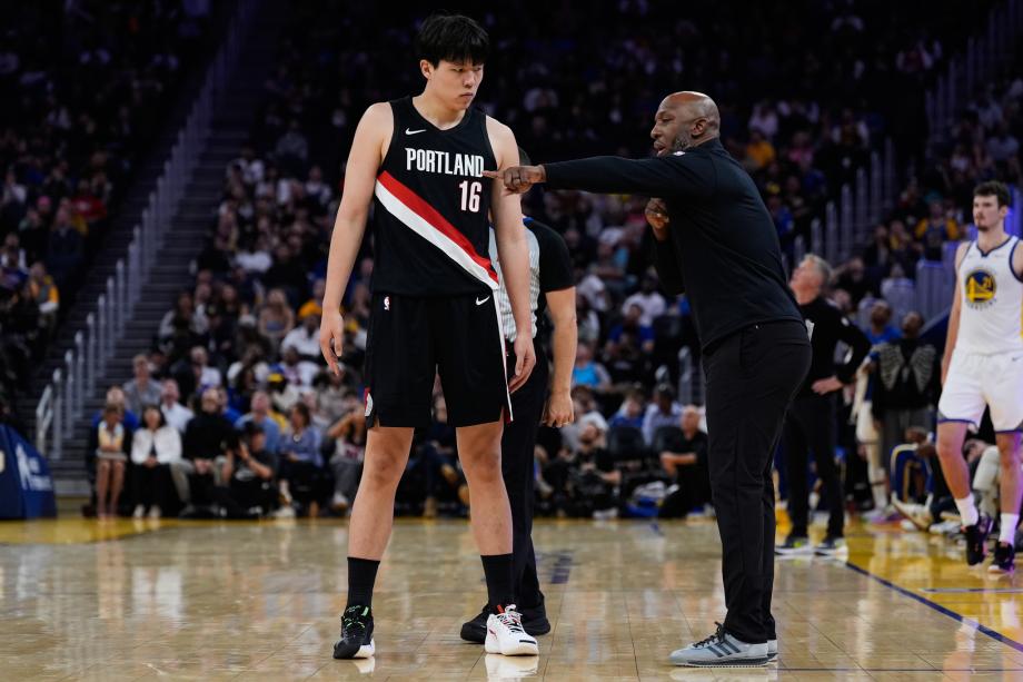 杨瀚森NBA季前赛首秀4分4板 勇士逆转开拓者